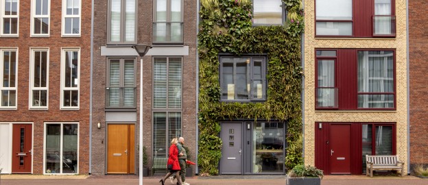 Huizen aan gracht.jpg