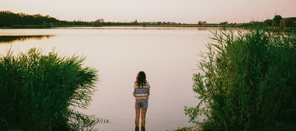 Vrouw bij meer.jpg