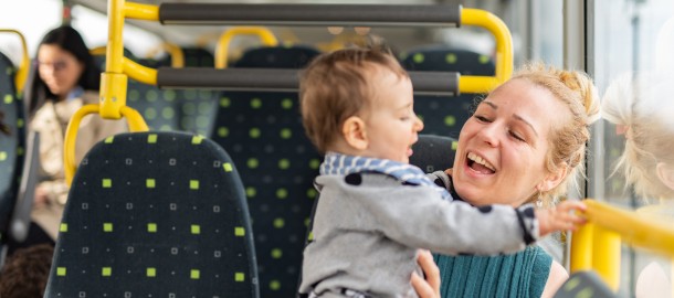 Vrouw met kind in bus.jpg
