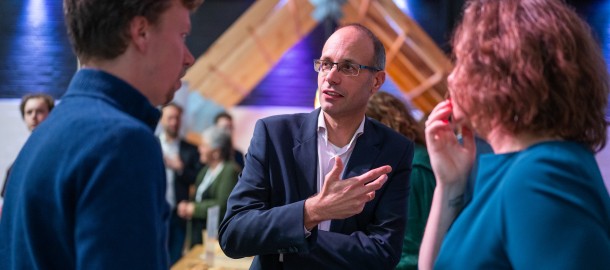 Mensen in gesprek tijdens de lunch.jpg